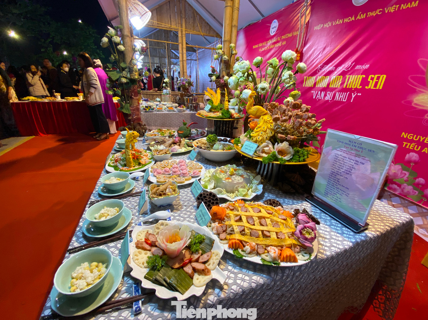 Đặc biệt là chương trình quảng diễn “Tinh hoa ẩm thực Sen” trưng bày, giới thiệu mâm cỗ 21 món được chế biến từ Sen do các nghệ nhân, đầu bếp đến từ Hiệp hội Văn hóa ẩm thực Việt Nam trình diễn chế biến.