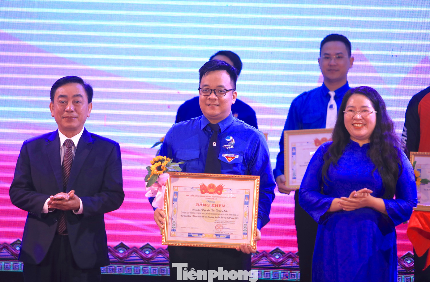 92 cá nhân được tuyên dương đều là những đảng viên trẻ, cán bộ Đoàn, Hội, Đội xuất sắc, thanh niên, chức sắc tôn giáo tiêu biểu. 92 cá nhân được tuyên dương đều là những đảng viên trẻ, cán bộ Đoàn, Hội, Đội xuất sắc, thanh niên, chức sắc tôn giáo tiêu biểu.