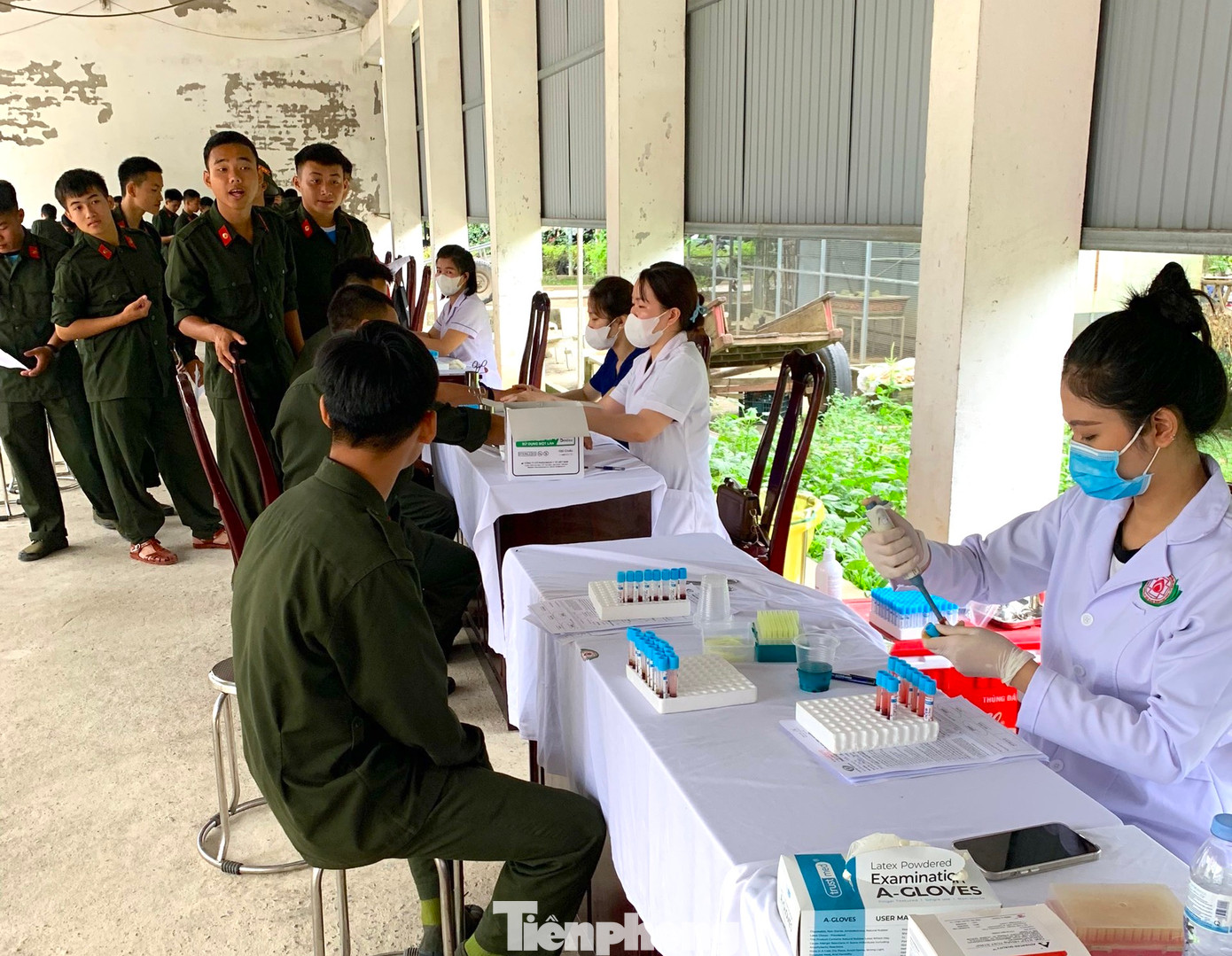 Sau khi viết phiếu đăng ký, các cán bộ chiến sĩ Cảnh sát cơ động được các y bác sỹ của Trung tâm huyết học - Truyền máu tỉnh Nghệ An và các y bác sỹ tình nguyện viên kiểm tra sức khỏe, lấy mẫu thử trước khi hiến. Sau khi viết phiếu đăng ký, các cán bộ chiến sĩ Cảnh sát cơ động được các y bác sỹ của Trung tâm huyết học - Truyền máu tỉnh Nghệ An và các y bác sỹ tình nguyện viên kiểm tra sức khỏe, lấy mẫu thử trước khi hiến.