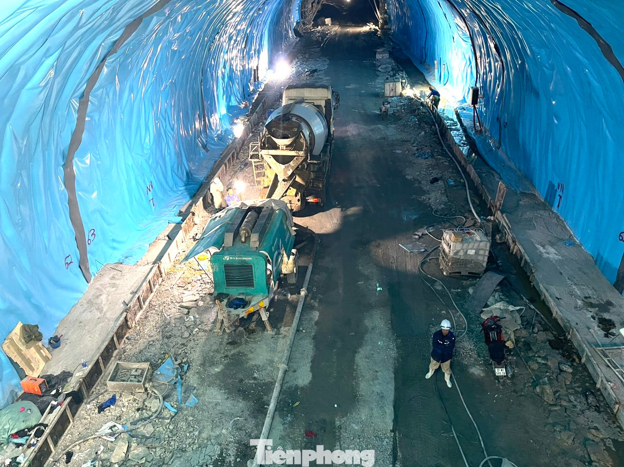 Kỹ sư Nguyễn Quốc Toản - Chỉ huy phó thi công hầm Thần Vũ (Công ty TNHH Hòa Hiệp) cho biết, công ty có hơn 100 người và nhiều máy móc, thiết bị thi công xuyên Tết Nguyên đán để đảm bảo tiến độ công trình.