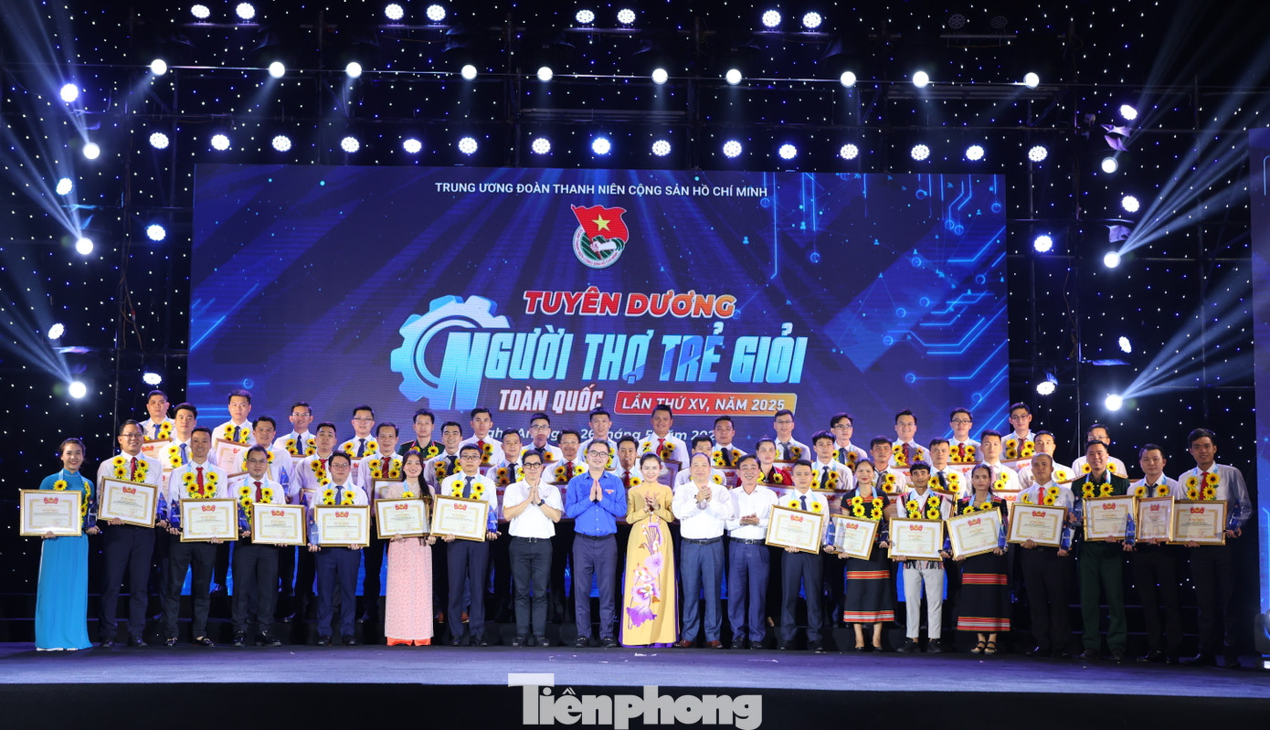 51 gương "Người thợ trẻ giỏi" toàn quốc đều có chung một điểm sáng đó là khát vọng vươn lên, tinh thần dấn thân và quyết tâm làm chủ kỹ năng nghề trong thời đại mới. 51 gương "Người thợ trẻ giỏi" toàn quốc đều có chung một điểm sáng đó là khát vọng vươn lên, tinh thần dấn thân và quyết tâm làm chủ kỹ năng nghề trong thời đại mới.