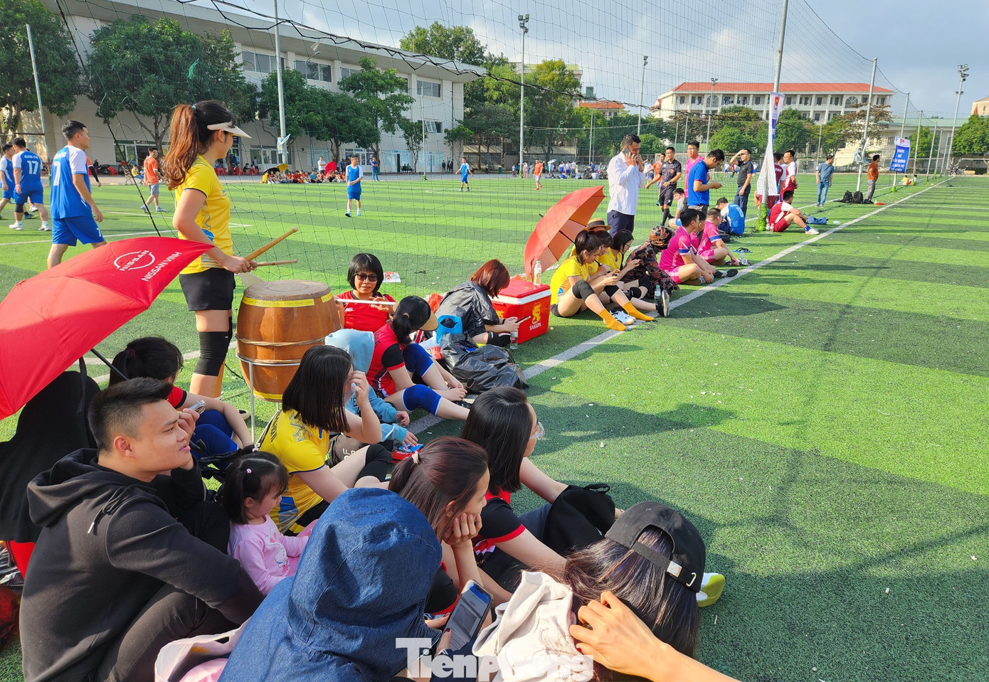 Các cổ động viên và đông đảo khán giả đến cổ vũ.