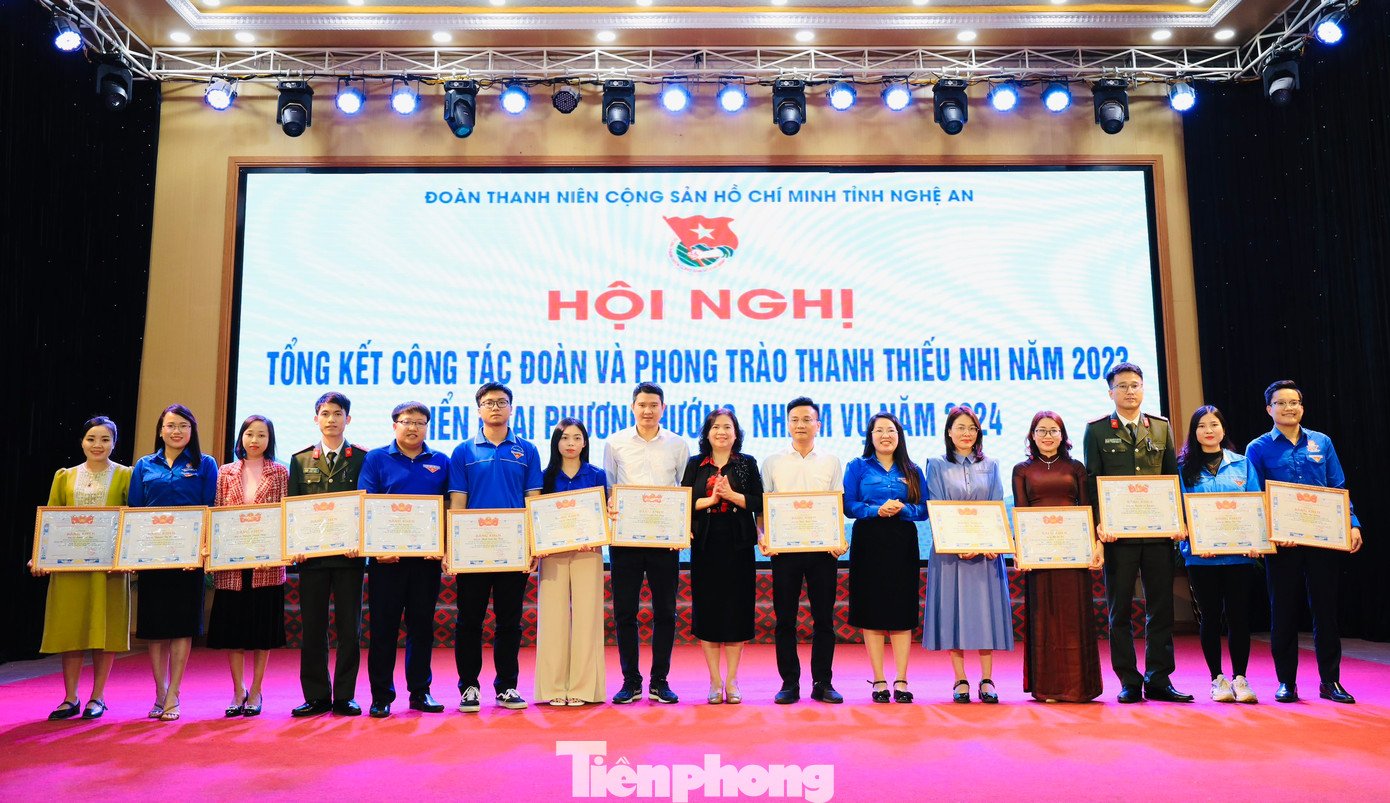 18 cá nhân có thành tích xuất sắc trong tuyên truyền về công tác Đoàn và phong trào Thanh thiếu nhi năm 2023 được Tỉnh Đoàn tặng bằng khen.