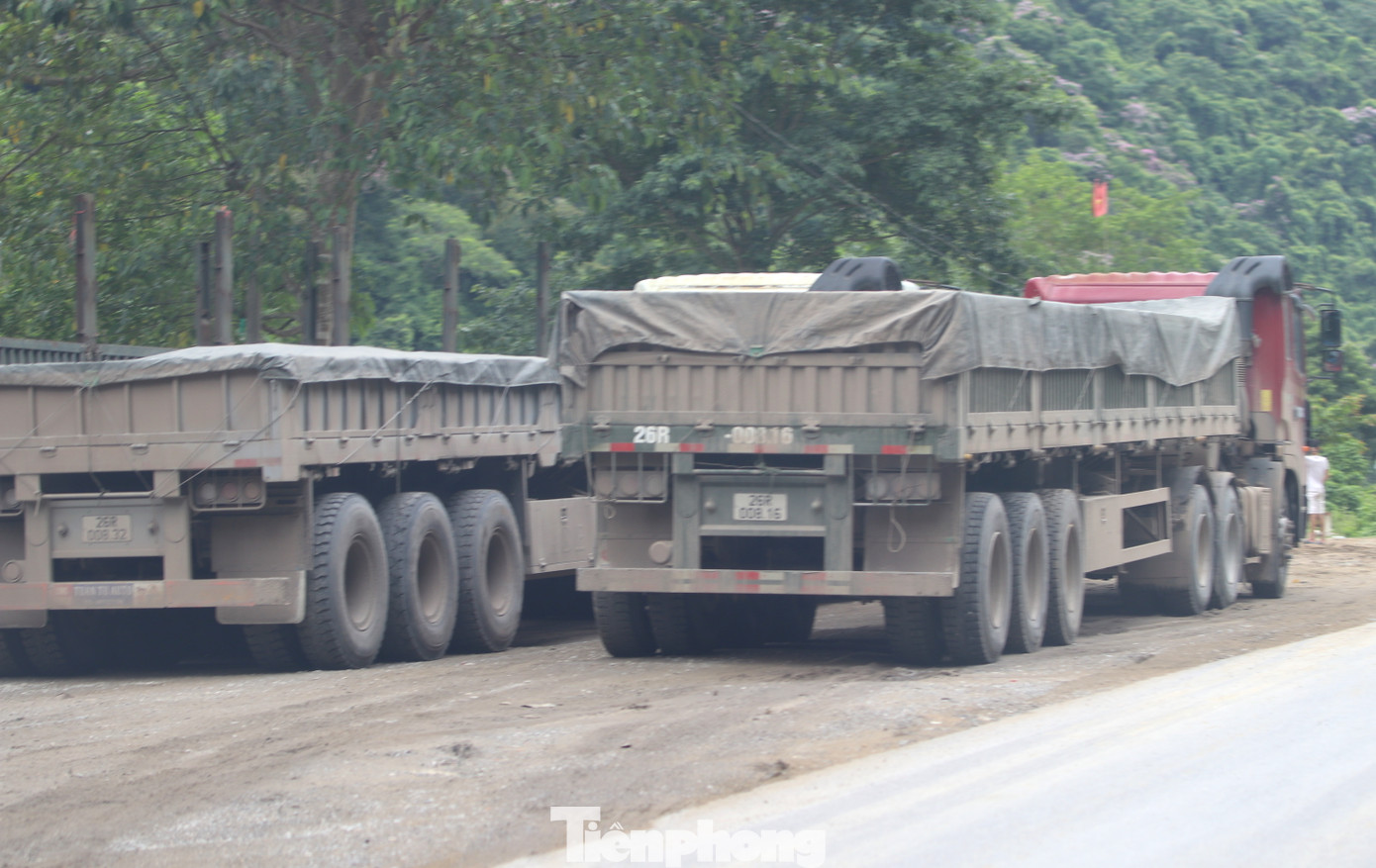 Hàng loạt xe chở đầy quặng vô tư dừng đỗ ngay km 169 quốc lộ 7.