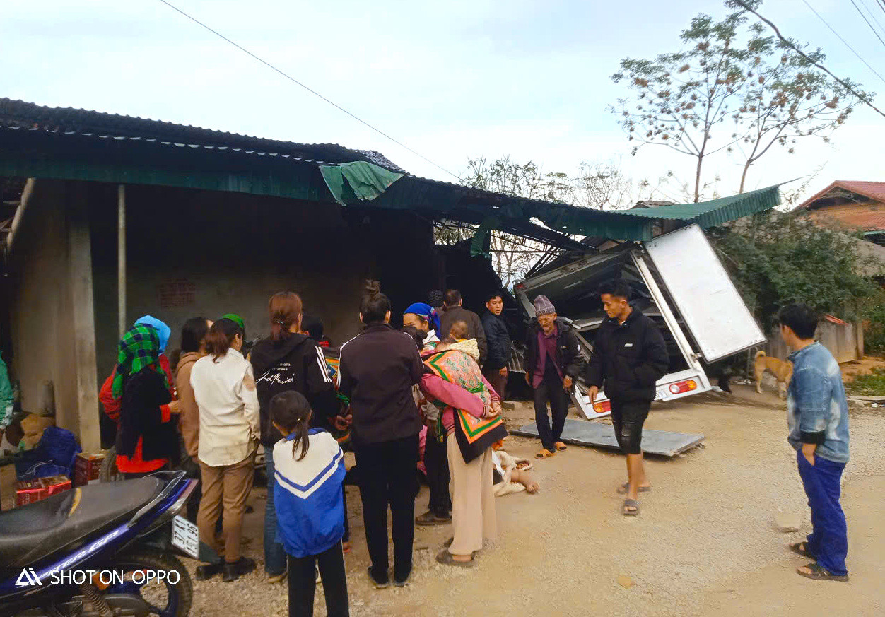 Ông Phan Huy Chương - Phó Trưởng Ban chuyên trách Ban An toàn Giao thông tỉnh Nghệ An cho biết, trong sáng 13/1 đại diện Ban đã đến hiện trường, thăm hỏi động viên gia đình các nạn nhân trong vụ tai nạn. Bước đầu, Ban An toàn Giao thông tỉnh đã hỗ trợ nạn nhân tử vong 5 triệu đồng/người. Ông Phan Huy Chương - Phó Trưởng Ban chuyên trách Ban An toàn Giao thông tỉnh Nghệ An cho biết, trong sáng 13/1 đại diện Ban đã đến hiện trường, thăm hỏi động viên gia đình các nạn nhân trong vụ tai nạn. Bước đầu, Ban An toàn Giao thông tỉnh đã hỗ trợ nạn nhân tử vong 5 triệu đồng/người.