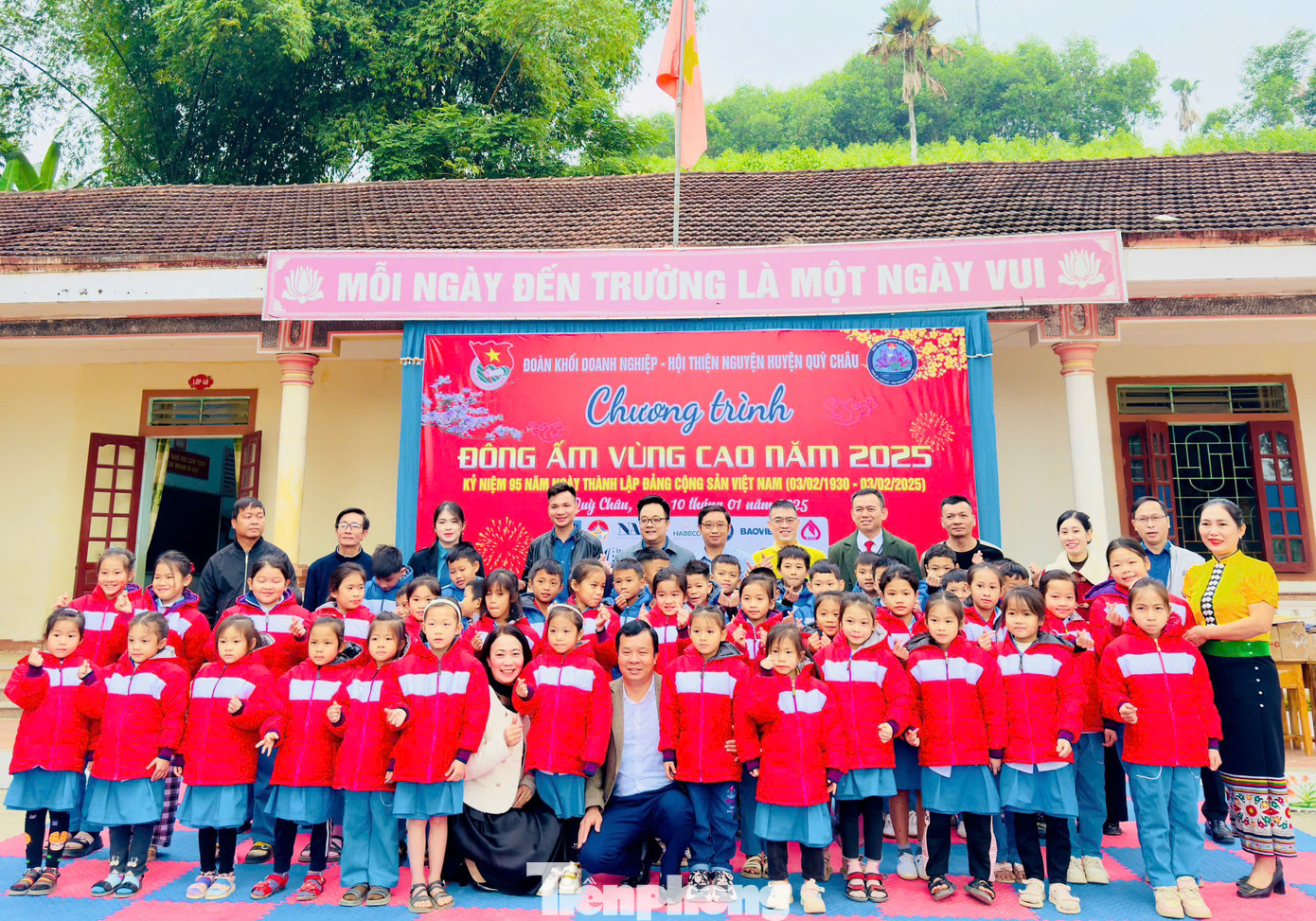 Ngày 10/1, Đoàn Khối Doanh nghiệp tỉnh Nghệ An đã phối hợp với Huyện Đoàn Quỳ Châu, Hội Thiện nguyện huyện Quỳ Châu tổ chức chương trình “Đông ấm vùng cao” năm 2025 tại các xã Châu Hội và Châu Phong (huyện Quỳ Châu, tỉnh Nghệ An).