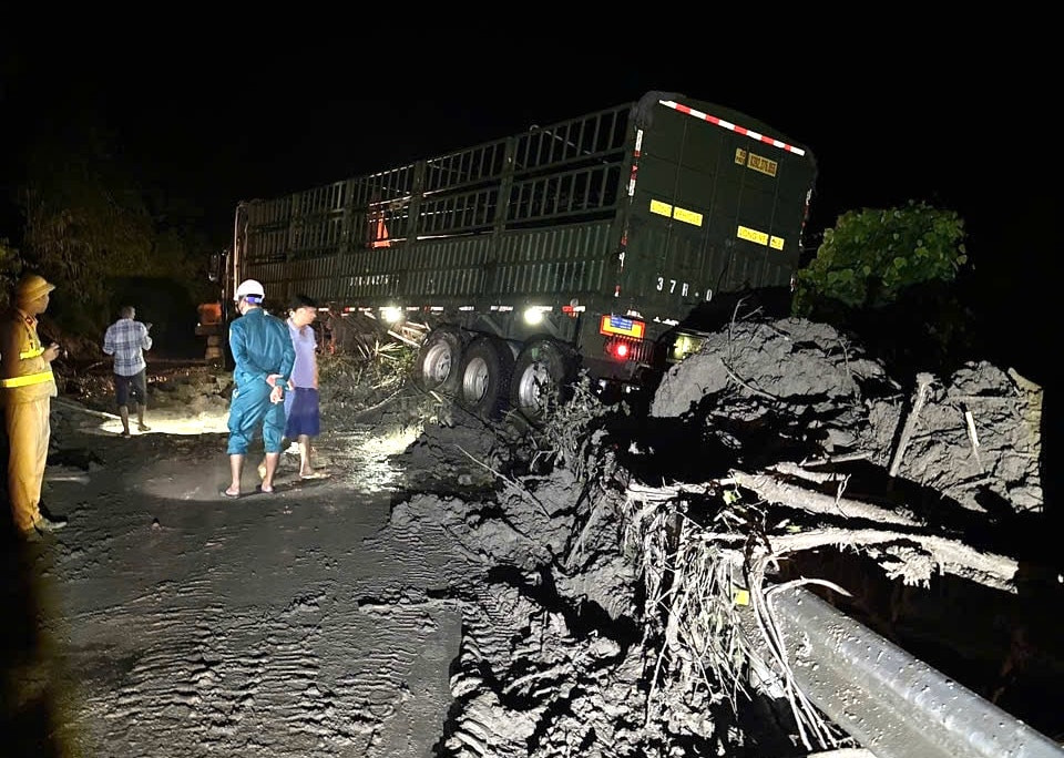 Trước đó, cơn mưa lớn vào tối 30/9 cũng đã khiến quốc lộ 7 đi qua địa bàn huyện Tương Dương (Nghệ An) bị sạt lở nhiều điểm. Tại Khe Kiền, xã Lưu Kiền (huyện Tương Dương, Nghệ An), lượng lớn đất đá trên núi sạt xuống đã vùi lấp toàn bộ mặt đường quốc lộ 7. Thời điểm này một chiếc xe đầu kéo đi qua đã bị đất đá đẩy văng ra khỏi lan can đường. Nhận được tin báo sự việc, Công an huyện Tương Dương đã phối hợp với lực lượng chức năng có mặt tại hiện trường để xử lý. Tài xế xe đầu kéo sau đó đã được giải cứu ra ngoài và đưa đến trạm y tế để xử lý vết thương.