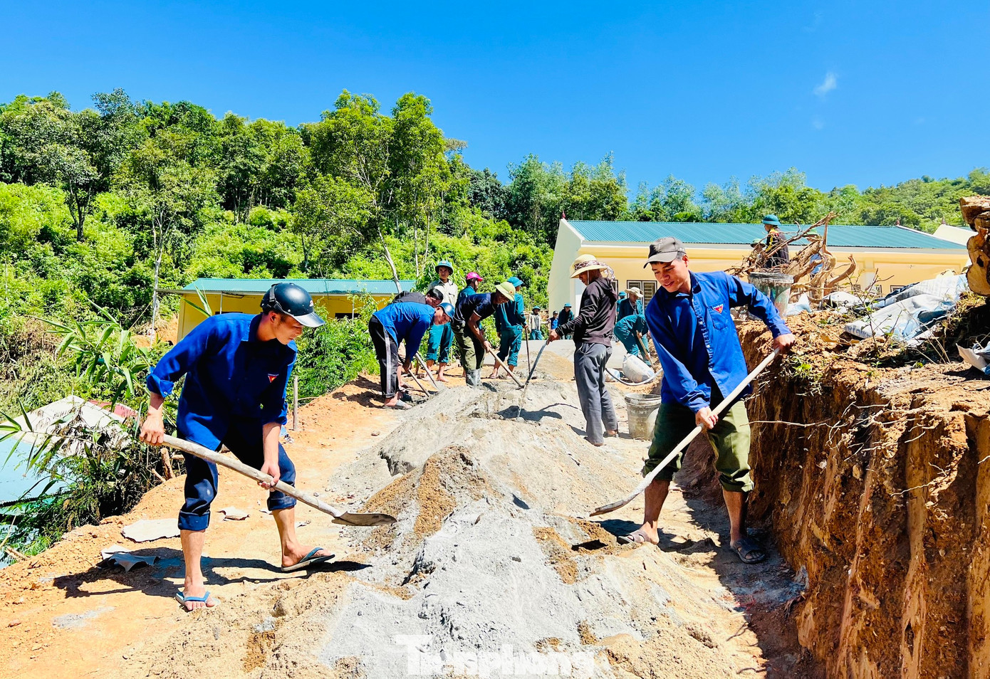 Sau khi vật liệu được vận chuyển lên, một bộ phận được phân công trộn nguyên vật liệu thành bê tông. Sau khi vật liệu được vận chuyển lên, một bộ phận được phân công trộn nguyên vật liệu thành bê tông.