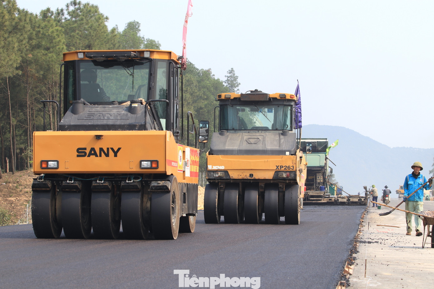 Song song với việc thi công cầu, các đơn vị thi công triển khai thảm mặt đường để kịp thông xe trên tuyến.