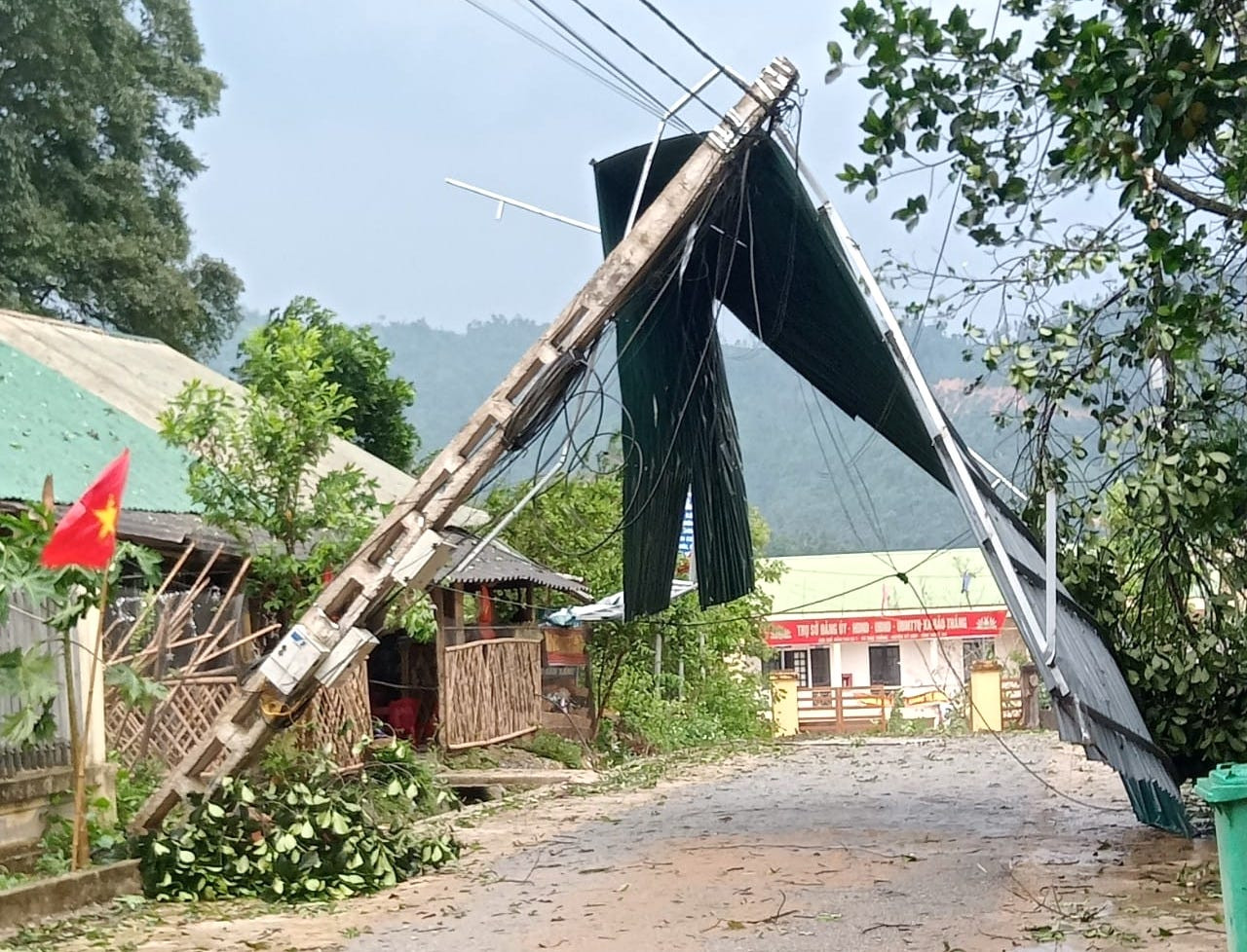 Riêng trận mưa đá, lốc xoáy xảy ra vào chiều 14/4 đã khiến xã Bảo Nam, Bảo Thắng, Huồi Tụ (huyện Kỳ Sơn) bị thiệt hại lớn, nhiều ngôi nhà bị hư hỏng, tốc mái. Nhiều cây, cột điện bị quật đổ.