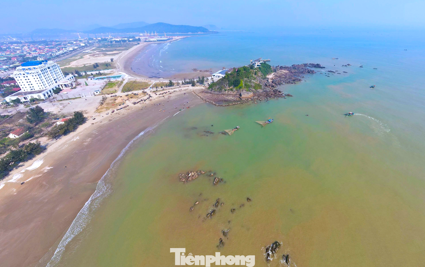 Dự án Quần thể du lịch sinh thái, biệt thự nghỉ dưỡng, thể thao, vui chơi, giải trí Lan Châu - Song Ngư do Công ty CP Song Ngư Sơn làm chủ đầu tư được xây dựng tại phường Nghi Thủy (thị xã Cửa Lò, Nghệ An) với quy mô 14,87ha. Công ty được thuê đất vào năm 2014 với tổng diện tích đất và diện tích mặt nước biển cho thuê là 171.799,6m2 (gồm: 86.376,5m2 đất và 85.423,1m2 mặt nước biển) trên địa bàn 3 phường gồm: phường Nghi Thủy, Nghi Hải và Thu Thủy. Từ lâu, đảo Lan Châu được xem là "hòn ngọc xanh" mà thiên nhiên ưu ái, ban tặng cho Cửa Lò. Dự án Quần thể du lịch sinh thái, biệt thự nghỉ dưỡng, thể thao, vui chơi, giải trí Lan Châu - Song Ngư do Công ty CP Song Ngư Sơn làm chủ đầu tư được xây dựng tại phường Nghi Thủy (thị xã Cửa Lò, Nghệ An) với quy mô 14,87ha. Công ty được thuê đất vào năm 2014 với tổng diện tích đất và diện tích mặt nước biển cho thuê là 171.799,6m2 (gồm: 86.376,5m2 đất và 85.423,1m2 mặt nước biển) trên địa bàn 3 phường gồm: phường Nghi Thủy, Nghi Hải và Thu Thủy. Từ lâu, đảo Lan Châu được xem là "hòn ngọc xanh" mà thiên nhiên ưu ái, ban tặng cho Cửa Lò.