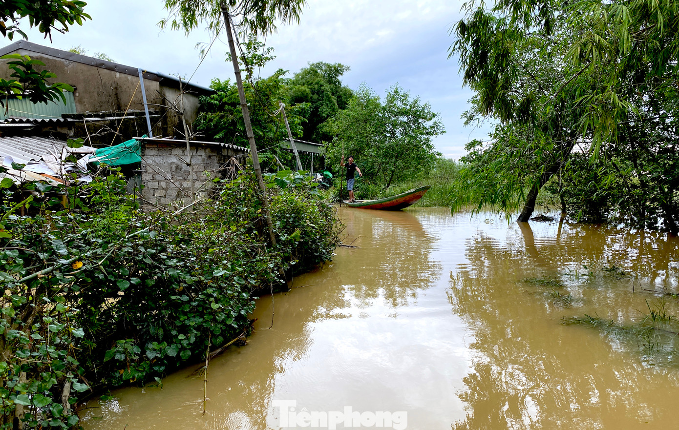Ông Trần Trung Quân - Chủ tịch UBND xã Hưng Hòa cho biết, cụm dân cư Hòa Lam có 82 hộ dân. Do nằm ngoài đê sông Lam nên người dân thường xuyên phải chịu cảnh ngập lụt mỗi khi nước sông dâng cao hoặc thủy triều lên. Đợt mưa lũ này, chính quyền xã đã ra văn bản và cử lực lượng chức năng sơ tán người già và trẻ nhỏ vào trong đê đảm bảo an toàn. Những người thanh niên lớn tuổi ở lại để kê cao tài sản và vật dụng trong nhà.