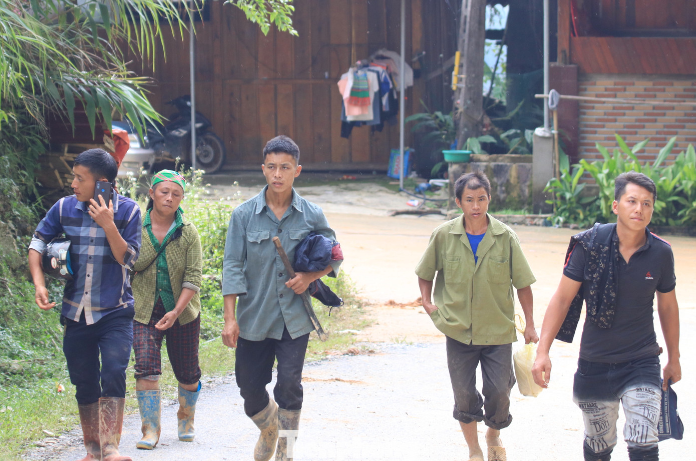 Người thân các nạn nhân đi bộ dọc theo quốc lộ 34 rồi men xuống suối để tìm kiếm các nạn nhân đang bị mất tích trong vụ sạt lở ở suối Khuổi Ngọa. Người thân các nạn nhân đi bộ dọc theo quốc lộ 34 rồi men xuống suối để tìm kiếm các nạn nhân đang bị mất tích trong vụ sạt lở ở suối Khuổi Ngọa.