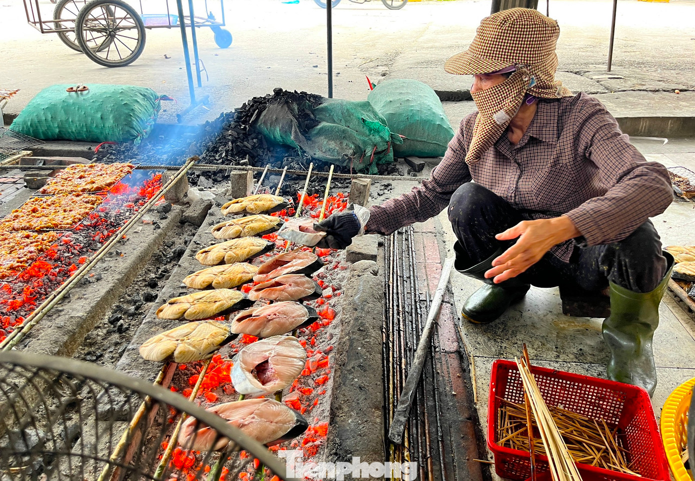 Bà Nguyễn Thị Thảo (63 tuổi) cho hay, cá thu thường được khách đặt mua làm quà biếu Tết nên thường sẽ được nướng kỹ và cẩn thận. Những miếng cá sẽ được nẹp thêm thanh tre mỏng để cá thẳng đẹp, không bị vỡ nát. "Đợt Tết này phải nướng liên tục, có khi phải đỏ lửa từ sáng đến tối để nướng cá cho kịp", bà Thảo nói và cho hay, những người làm thuê nướng cá như bà ngày Tết sẽ nhận được công cao hơn nhưng vất vả hơn nhiều.