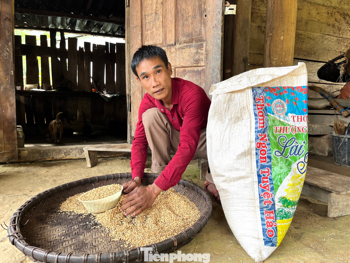 Bà Mùa Y Xài - Chủ tịch Hội Liên hiệp Phụ nữ xã Hữu Kiệm cho biết, do địa hình là vùng sâu vùng xa, nhận thức của người dân còn thấp, đời sống khó khăn nên không ít phụ nữ đã thành mục tiêu nhắm đến của những kẻ buôn người, buôn bán bào thai qua biên giới.