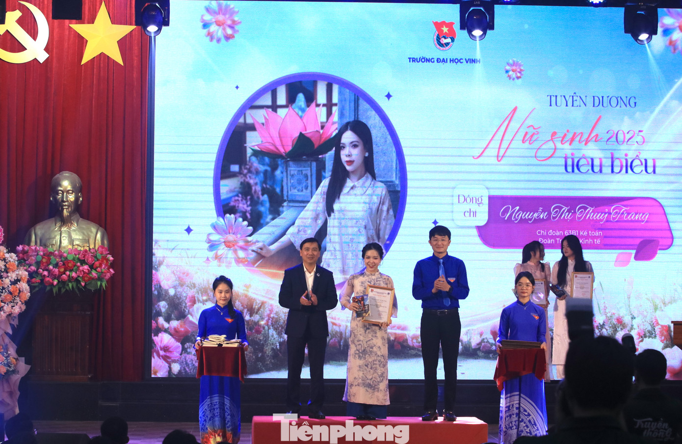 Anh Trần Linh - Ủy viên Ban Thư ký T.Ư Hội Sinh viên Việt Nam, Phó Bí thư thường trực Tỉnh Đoàn Nghệ An, Chủ tịch Hội Sinh viên Tỉnh, Chủ tịch Hội đồng đội tỉnh và TS. Nguyễn Ngọc Hiền - Bí thư Đảng ủy, Chủ tịch Hội đồng trường Đại học Vinh trao tặng Giấy chứng nhận cho các nữ sinh tiêu biểu. Anh Trần Linh - Ủy viên Ban Thư ký T.Ư Hội Sinh viên Việt Nam, Phó Bí thư thường trực Tỉnh Đoàn Nghệ An, Chủ tịch Hội Sinh viên Tỉnh, Chủ tịch Hội đồng đội tỉnh và TS. Nguyễn Ngọc Hiền - Bí thư Đảng ủy, Chủ tịch Hội đồng trường Đại học Vinh trao tặng Giấy chứng nhận cho các nữ sinh tiêu biểu.