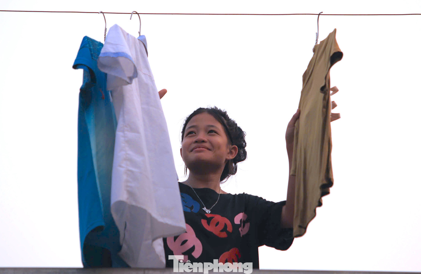 Vốn quen cách sống bản địa nên khi ra sống trong môi trường ký túc, đa số các em học sinh đều “dại” và rụt rè. Thấu hiểu tâm lý, Thiếu tá Thắm cùng các đồng đội phải chỉ dạy cho các em học sinh từng tý từ việc giờ giấc dậy, tập thể dục, đến việc giữ vệ sinh bản thân và ký túc.