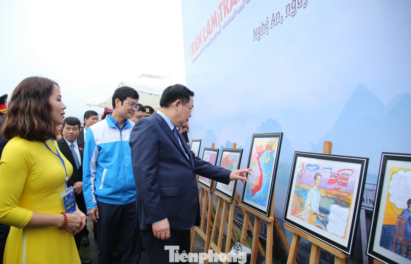 Trong Lễ khởi động Tháng Thanh niên năm 2024 cấp T.Ư được tổ chức tại Khu Di tích lịch sử Truông Bồn (Nghệ An), những bức tranh tái hiện lại chặng đường lịch sử của dân tộc Việt Nam được trưng bày triển lãm và nhận nhiều sự khen ngợi của lãnh đạo T.Ư, địa phương và người dân. Trong Lễ khởi động Tháng Thanh niên năm 2024 cấp T.Ư được tổ chức tại Khu Di tích lịch sử Truông Bồn (Nghệ An), những bức tranh tái hiện lại chặng đường lịch sử của dân tộc Việt Nam được trưng bày triển lãm và nhận nhiều sự khen ngợi của lãnh đạo T.Ư, địa phương và người dân.