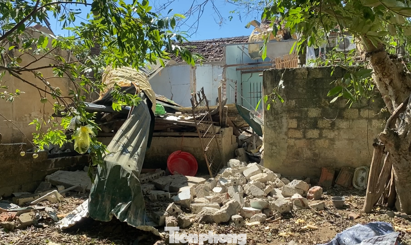 Ngày 29/8, ông Quán Vi Giang - Phó Chủ tịch UBND huyện Quỳ Hợp (Nghệ An) cho biết, cơ quan công an vẫn đang điều tra làm rõ nguyên nhân vụ nổ kinh hoàng xảy ra tại nhà một người dân trên địa bàn xã Tam Hợp (huyện Quỳ Hợp, Nghệ An) vào chiều 27/8. Ngày 29/8, ông Quán Vi Giang - Phó Chủ tịch UBND huyện Quỳ Hợp (Nghệ An) cho biết, cơ quan công an vẫn đang điều tra làm rõ nguyên nhân vụ nổ kinh hoàng xảy ra tại nhà một người dân trên địa bàn xã Tam Hợp (huyện Quỳ Hợp, Nghệ An) vào chiều 27/8.