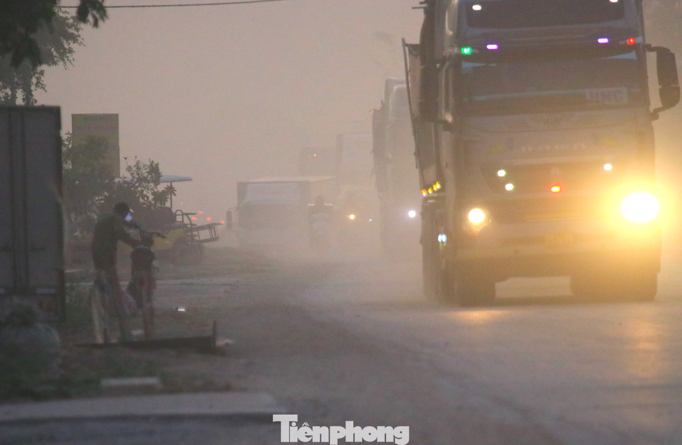 Bụi phủ kín đường như mờ sương.