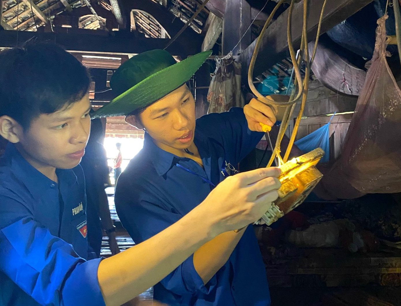 Các đoàn viên thanh niên trường Đại học Sư phạm Kỹ thuật Vinh cũng hỗ trợ sửa chữa, khắc phục hệ thống điện, tặng bóng đèn cho gần 50 hộ dân có hoàn cảnh khó khăn trên địa bàn xã Châu Phong (huyện Quỳ Châu, Nghệ An).