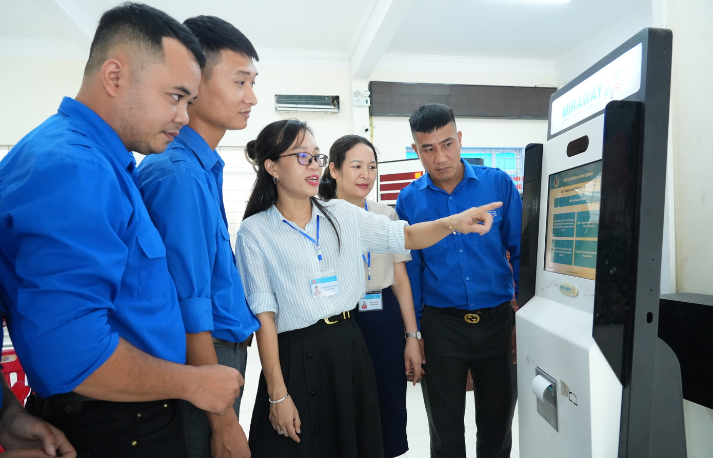 Bà Phạm Thị Hương Giang - Phó Giám đốc Trung tâm Hành chính công xã Diễn Châu (áo trắng) trực tiếp hướng dẫn cho đội hình tình nguyện để hướng dẫn người dân giải quyết các thủ tục hành chính. Bà Giang đánh giá cao tinh thần hỗ trợ người dân, sự linh hoạt và trách nhiệm của đội hình thanh niên tình nguyện. “Với vai trò là người phụ trách của trung tâm, tôi rất cảm ơn và đánh giá cao lực lượng đoàn viên thanh niên đã tích cực, linh hoạt hỗ trợ trung tâm trong những ngày qua. Do những ngày đầu thực hiện mô hình chính quyền mới nên quá trình triển khai vẫn còn nhiều khó khăn. Tuy nhiên được sự hỗ trợ của các đoàn viên thanh niên, nên hoạt động của trung tâm đã dần đi vào ổn định và đạt hiệu quả cao. Mong thời gian tới sẽ tiếp tục nhận được sự hỗ trợ từ lực lượng đoàn viên thanh niên để việc giải quyết các thủ tục cho người dân được suôn sẻ”, bà Phạm Thị Hương Giang nói.