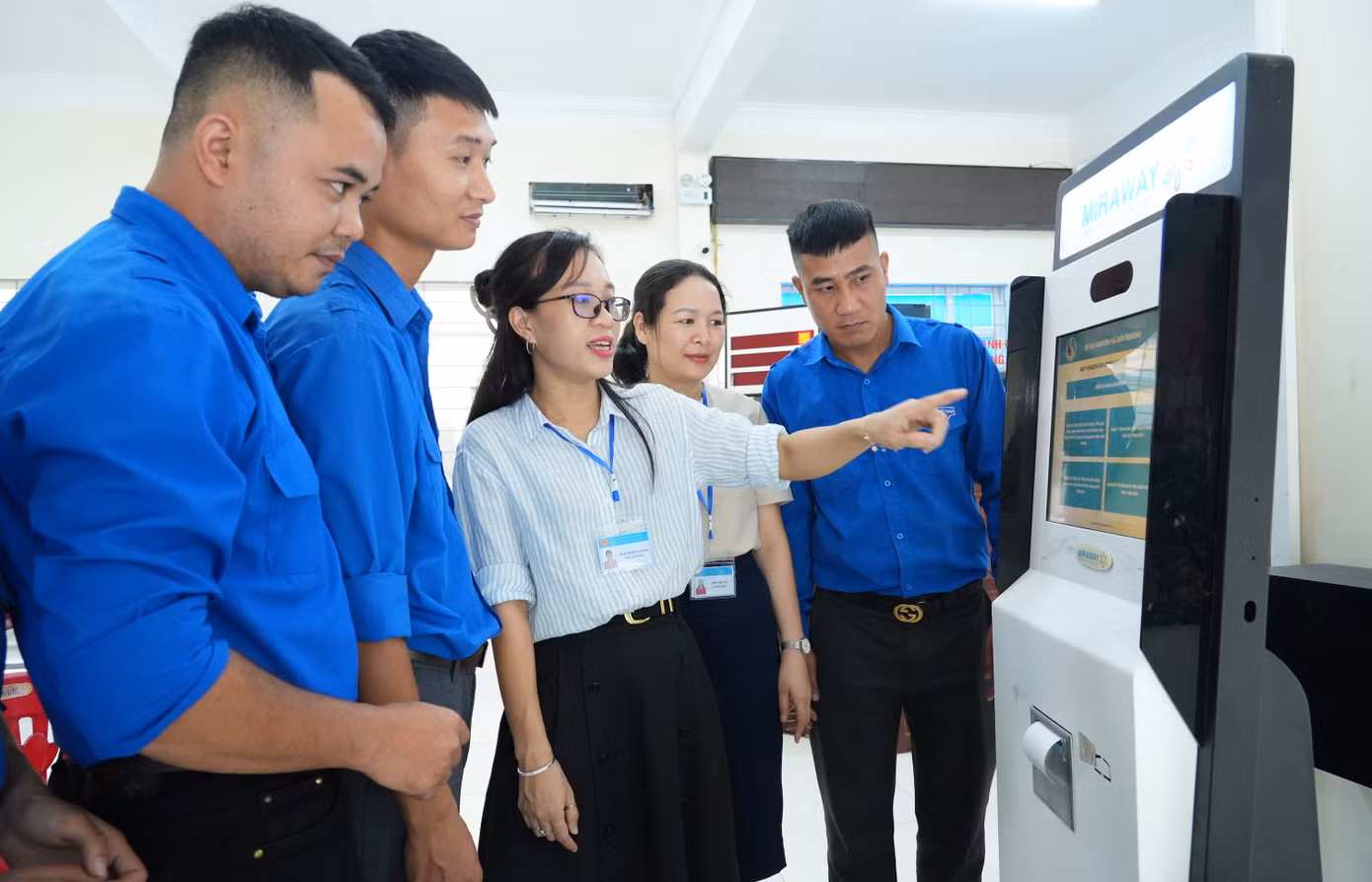 Bà Phạm Thị Hương Giang - Phó Giám đốc Trung tâm Hành chính công xã Diễn Châu (áo trắng) trực tiếp hướng dẫn cho đội hình tình nguyện để hướng dẫn người dân giải quyết các thủ tục hành chính. Bà Giang đánh giá cao tinh thần hỗ trợ người dân, sự linh hoạt và trách nhiệm của đội hình thanh niên tình nguyện. “Với vai trò là người phụ trách của trung tâm, tôi rất cảm ơn và đánh giá cao lực lượng đoàn viên thanh niên đã tích cực, linh hoạt hỗ trợ trung tâm trong những ngày qua. Do những ngày đầu thực hiện mô hình chính quyền mới nên quá trình triển khai vẫn còn nhiều khó khăn. Tuy nhiên được sự hỗ trợ của các đoàn viên thanh niên, nên hoạt động của trung tâm đã dần đi vào ổn định và đạt hiệu quả cao. Mong thời gian tới sẽ tiếp tục nhận được sự hỗ trợ từ lực lượng đoàn viên thanh niên để việc giải quyết các thủ tục cho người dân được suôn sẻ”, bà Phạm Thị Hương Giang nói.