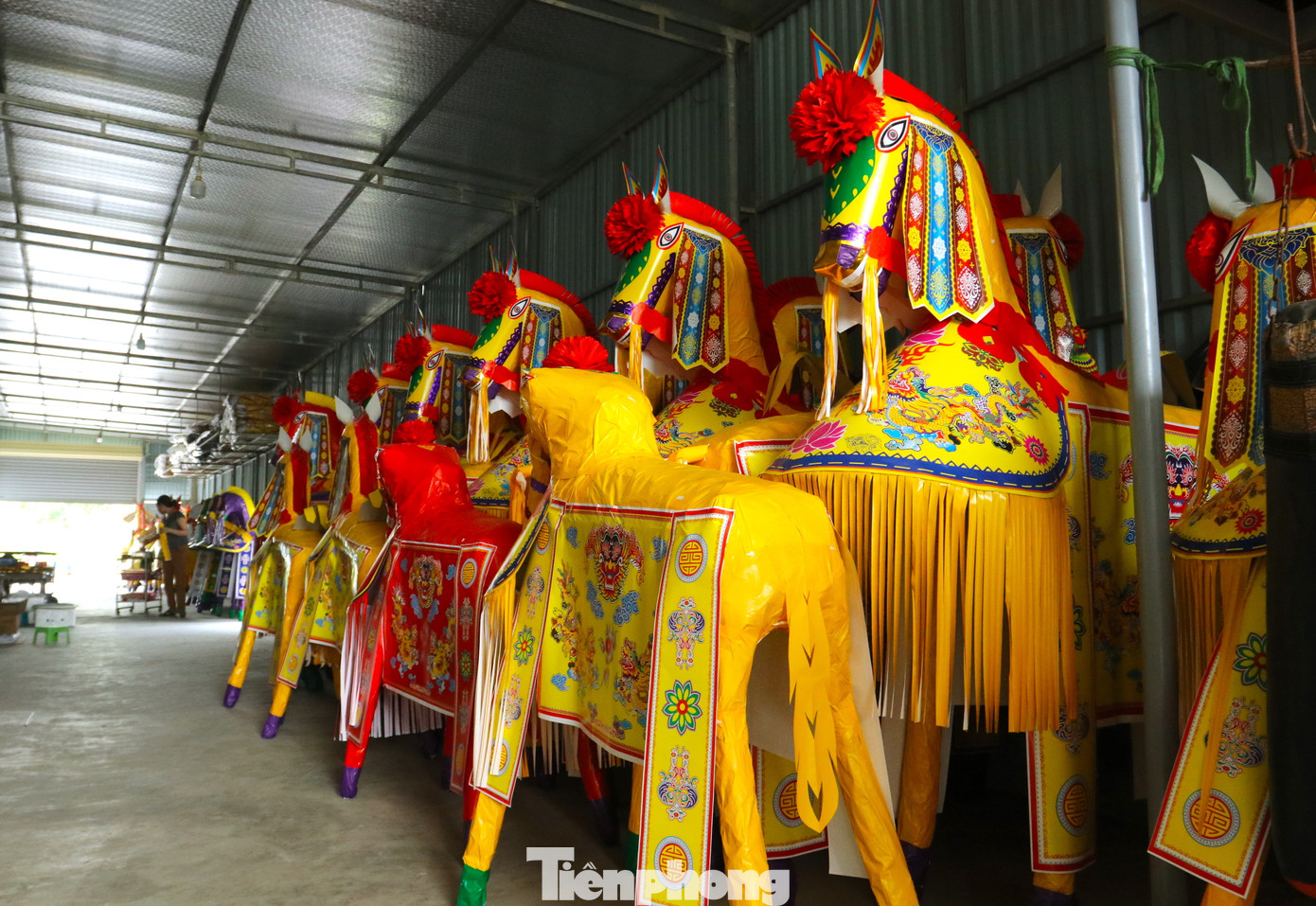 Cận kề những ngày rằm tháng 7, làng Xuân Am (xã Hưng Thịnh, Hưng Nguyên, Nghệ An) lại tất bật những công đoạn làm vàng mã, dán ngựa, voi, tiền vàng áo giấy để bán cho người dân và du khách. Cận kề những ngày rằm tháng 7, làng Xuân Am (xã Hưng Thịnh, Hưng Nguyên, Nghệ An) lại tất bật những công đoạn làm vàng mã, dán ngựa, voi, tiền vàng áo giấy để bán cho người dân và du khách.