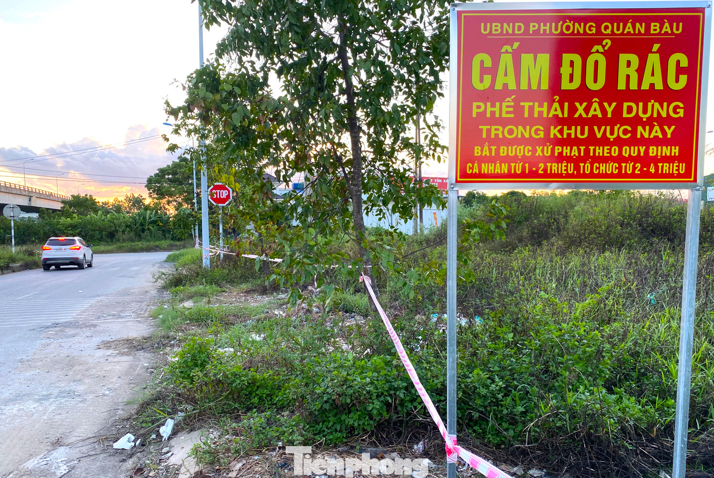 Phường Quán Bàu đã lập nhiều bảng biển cấm đổ rác thải kèm quy định xử phạt nhưng vẫn còn tình trạng lén lút đổ thải dọc tuyến đường này.