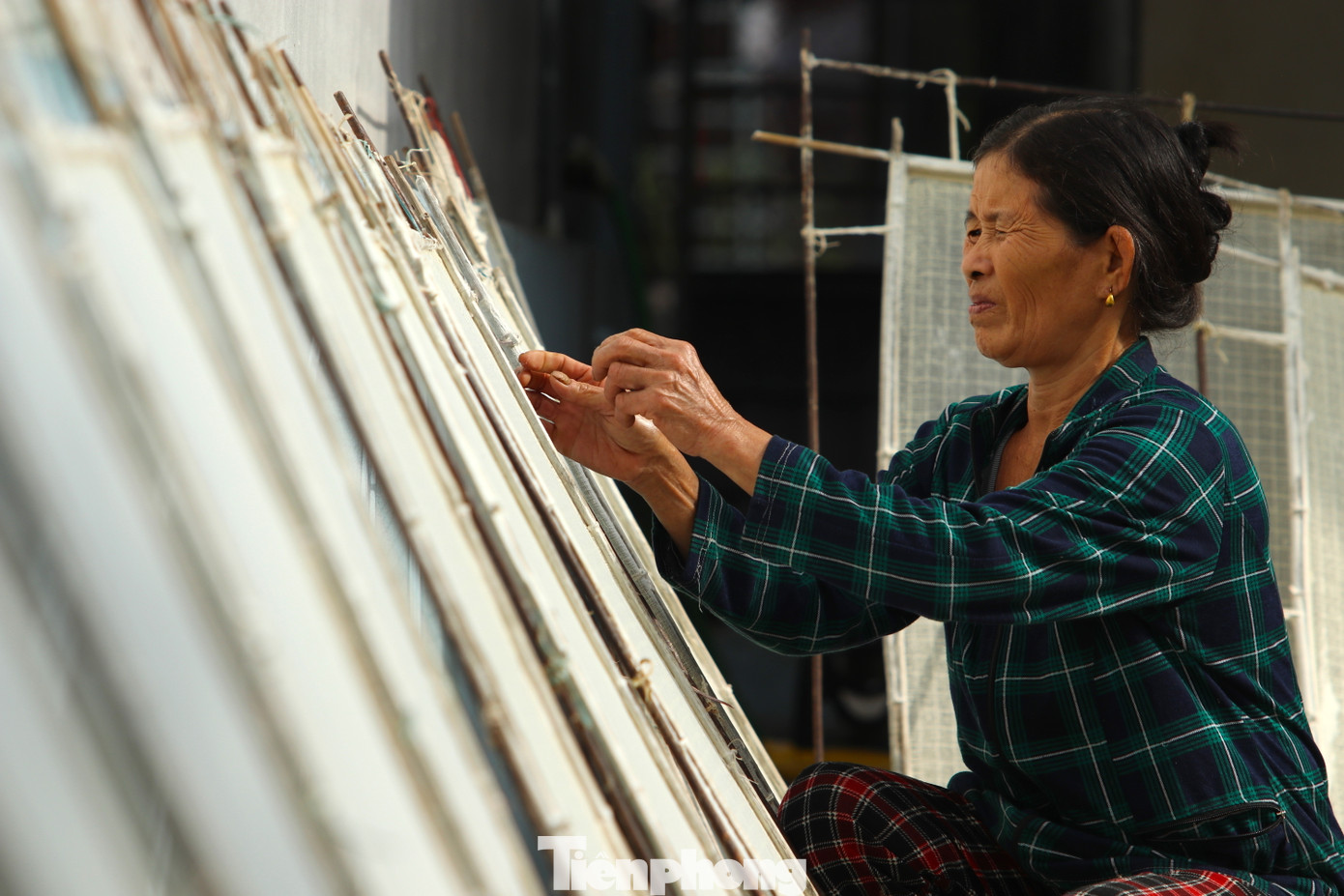 Tranh thủ những ánh nắng le lói mùa đông, bà Trương Thị Hải (SN 1963, trú xóm 3 Phong Phú, xã Nghi Phong, huyện Nghi Lộc, Nghệ An) đưa những tấm khuôn làm giấy dó ra phơi trước khoảnh sân nhỏ của gia đình. Đây là thành quả của bà Hải sau một buổi miệt mài làm giấy với đủ công đoạn khác nhau.