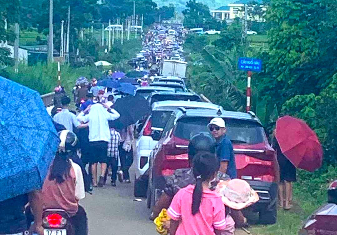 Phiên chợ tổ chức một tháng một lần nên đã thu hút sự quan tâm của nhiều người. Trong ngày 1/9, du khách đổ dồn về chợ phiên khiến các con đường dẫn vào chợ bị tắc nghẽn kéo dài 3km. Nhiều người chờ không được đành phải để xe bên đường và đi bộ.