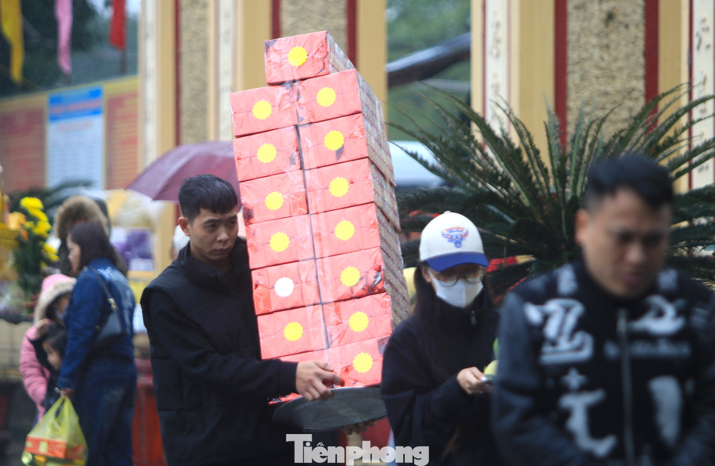 Nhiều du khách chuẩn bị mâm lễ lớn chất đầy những thỏi vàng vào đền cầu khấn. Nhiều du khách chuẩn bị mâm lễ lớn chất đầy những thỏi vàng vào đền cầu khấn.