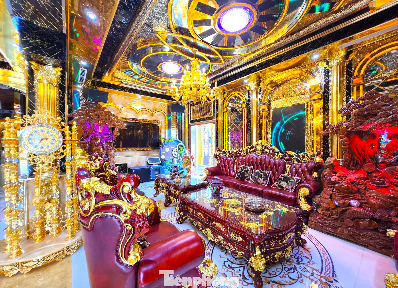 Bước vào cửa, chủ tòa lâu đài thiết kế không gian phòng khách với bộ bàn ghế bằng gỗ lớn ở phía bên trái. Đối diện phòng khách là khu vực hát karaoke với nội thất bắt mắt.