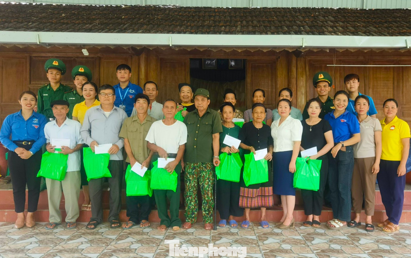 Bên cạnh việc dọn dẹp vệ sinh khuôn viên, đoàn viên thanh niên huyện Con Cuông đã tổ chức đến thăm hỏi, động viên và tặng quà các gia đình chính sách, các thương, bệnh binh trên địa bàn nhân kỷ niệm ngày 27/7,