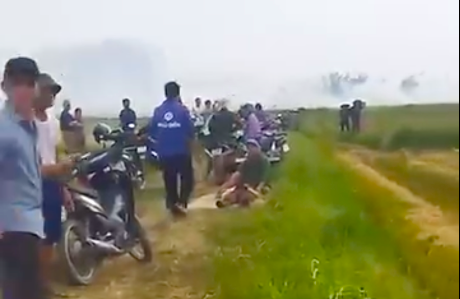 Rất đông người dân tập trung tại hiện trường theo dõi sự việc.