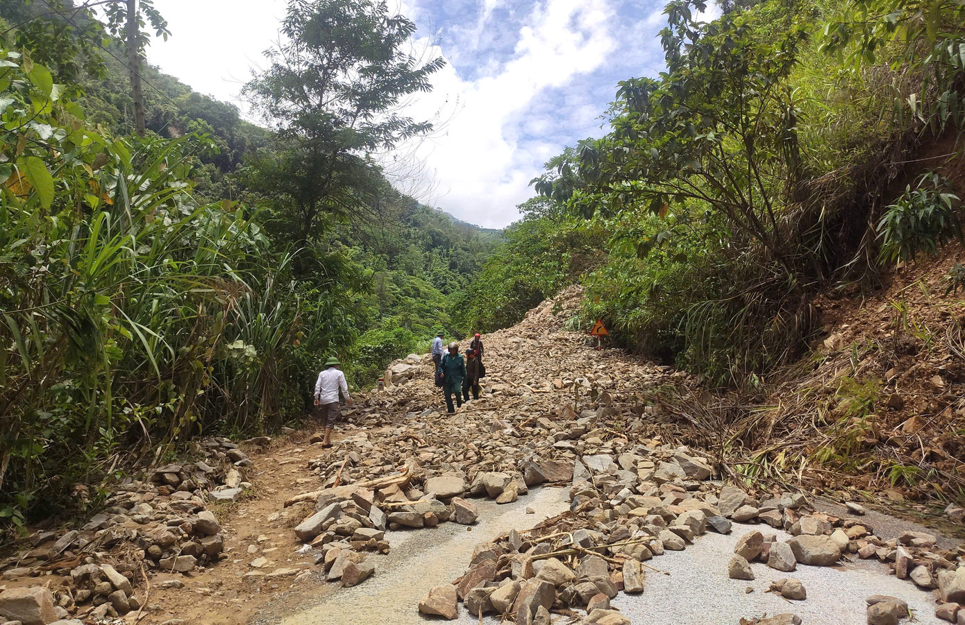 Nhiều điểm mặt đường bị đất đá sạt lở khiến giao thông bị chia cắt.