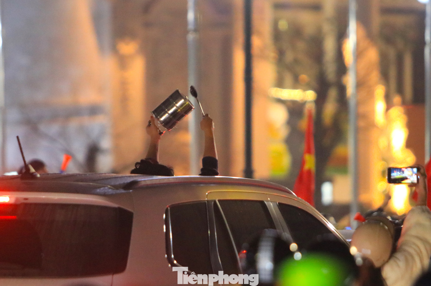 Nhiều người mang theo mâm, xô đá gõ tạo nên tiếng vang để hòa vào cùng dòng người trên phố.