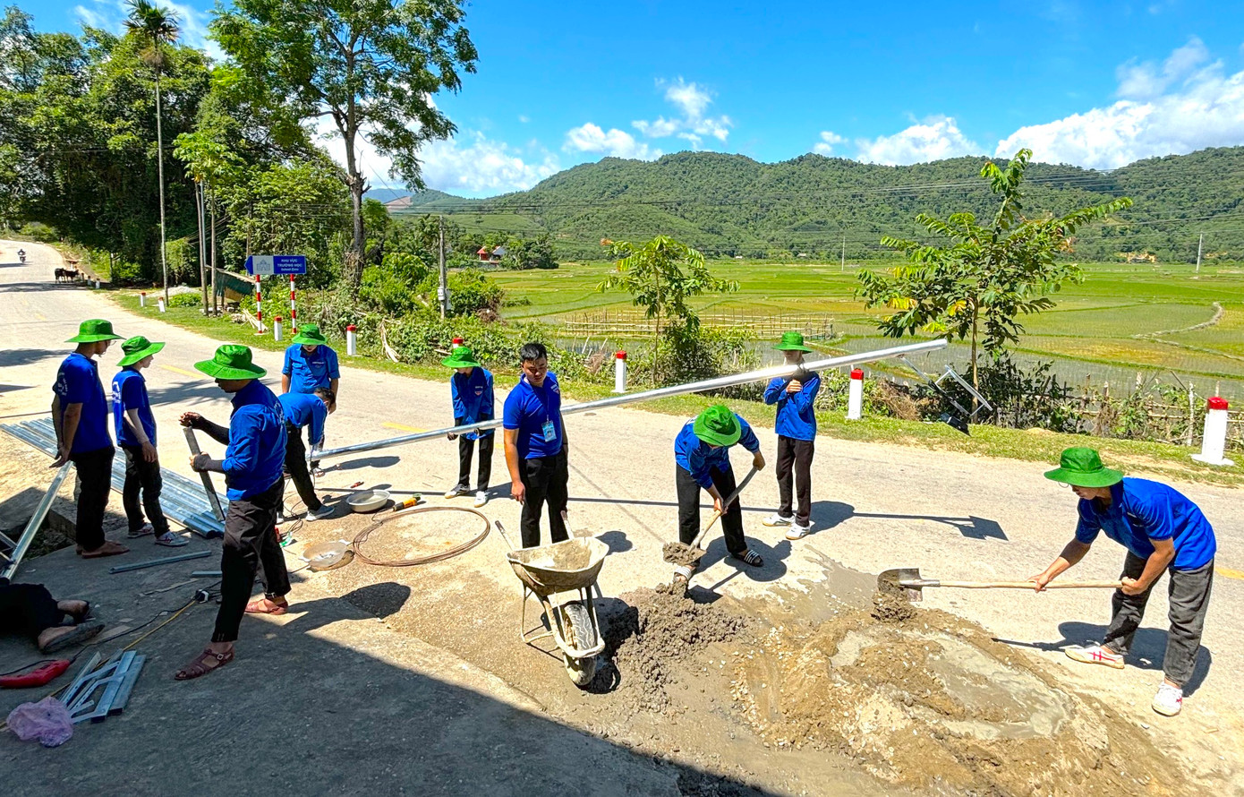 Tại xã miền núi Châu Phong (huyện Quỳ Châu, Nghệ An), đội sinh viên tình nguyện Trường Đại học Sư phạm Kỹ thuật Vinh đã hỗ trợ lắp đặt công trình đèn năng lượng mặt trời trên đoạn đường dài hơn 1km.