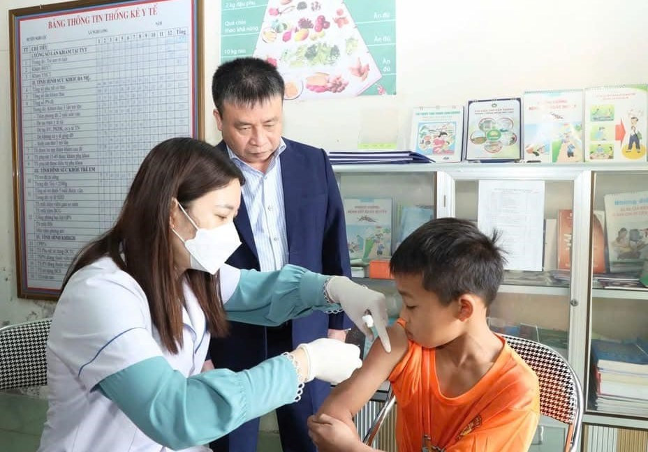 Lãnh đạo CDC Nghệ An kiểm tra công tác tiêm chủng.