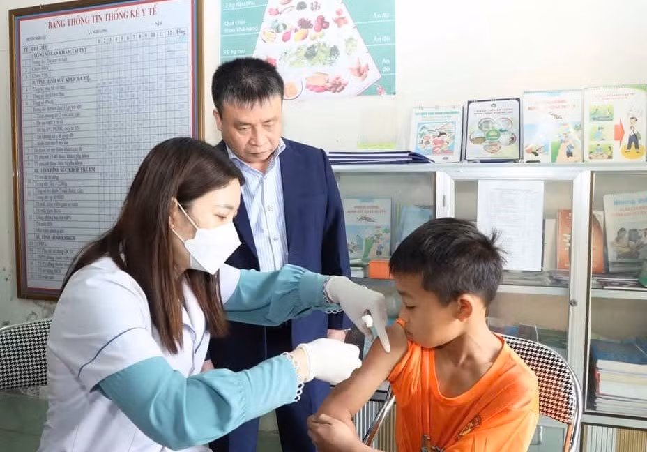 Lãnh đạo CDC Nghệ An kiểm tra công tác tiêm chủng.