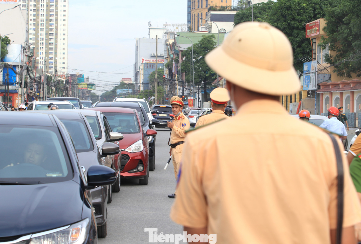 Dưới thời tiết oi bức nắng nóng nhưng lực lượng CSGT vẫn đứng phân luồng, điều tiết giao thông.