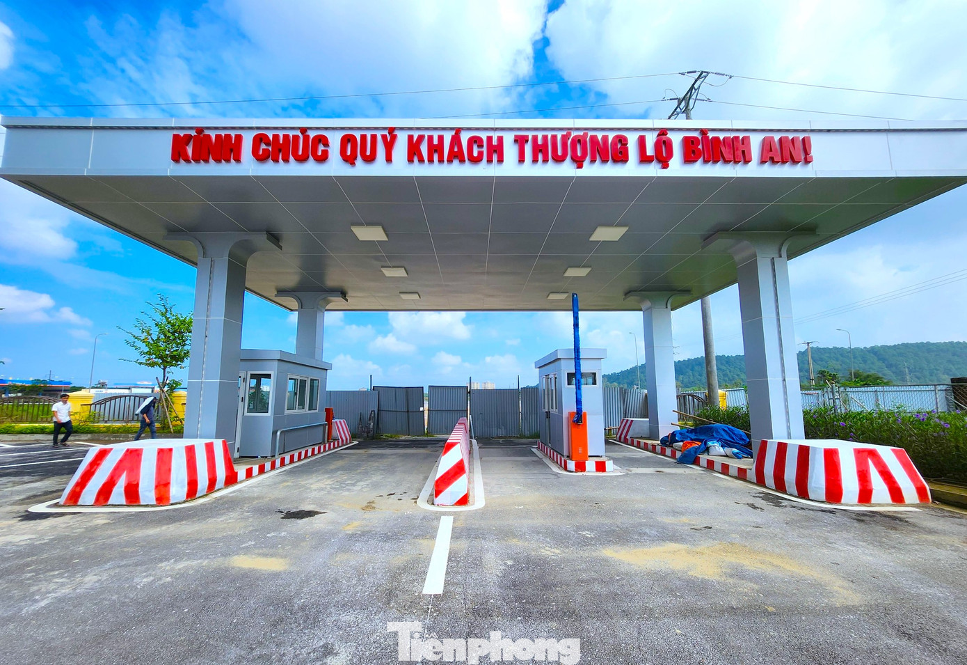 Tại hiện trường, Bến xe Nam Vinh đã hoàn thành toàn bộ các hạng mục như tòa nhà chính, hệ thống bãi xe, tường rào, cổng đón xe ra vào bến và các công trình phụ trợ.