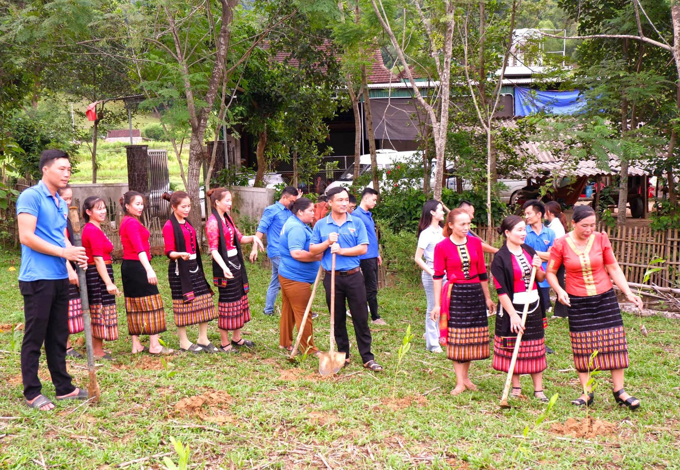 CLB gia đình trẻ Hua Nà thường xuyên tổ chức các hoạt động xã hội trên địa bàn như: giúp đỡ nhau ngày công cấy lúa, thu hoạch vụ mùa; thường xuyên thăm hỏi, tặng quà cho các thành viên khi ốm đau, bệnh tật; chia sẻ kinh nghiệm, cùng nhau chăm sóc nuôi dạy con cái, xây dựng gia đình hạnh phúc, góp phần giữ gìn, phát huy bản sắc văn hóa dân tộc Thái, giữ gìn trật tự, an ninh xã hội; tuyên truyền các chủ trương, đường lối của Đảng, chính sách pháp luật của Nhà nước.