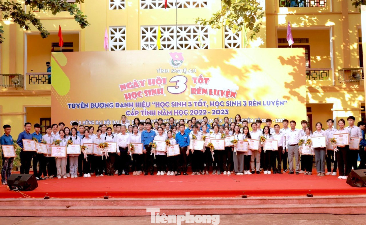 Ban Thường vụ Tỉnh Đoàn đã tuyên dương 65 em học sinh, đại diện cho 191 em học sinh đạt danh hiệu "Học sinh 3 tốt, Học sinh 3 rèn luyện" cấp tỉnh năm học 2022-2023. Ban Thường vụ Tỉnh Đoàn đã tuyên dương 65 em học sinh, đại diện cho 191 em học sinh đạt danh hiệu "Học sinh 3 tốt, Học sinh 3 rèn luyện" cấp tỉnh năm học 2022-2023.