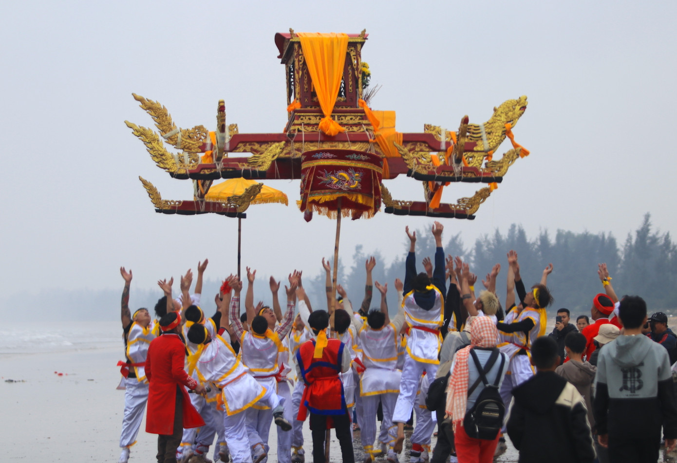 Những pha tung kiệu lễ độc đáo được mong chờ nhất của lễ hội. Những pha tung kiệu lễ độc đáo được mong chờ nhất của lễ hội.