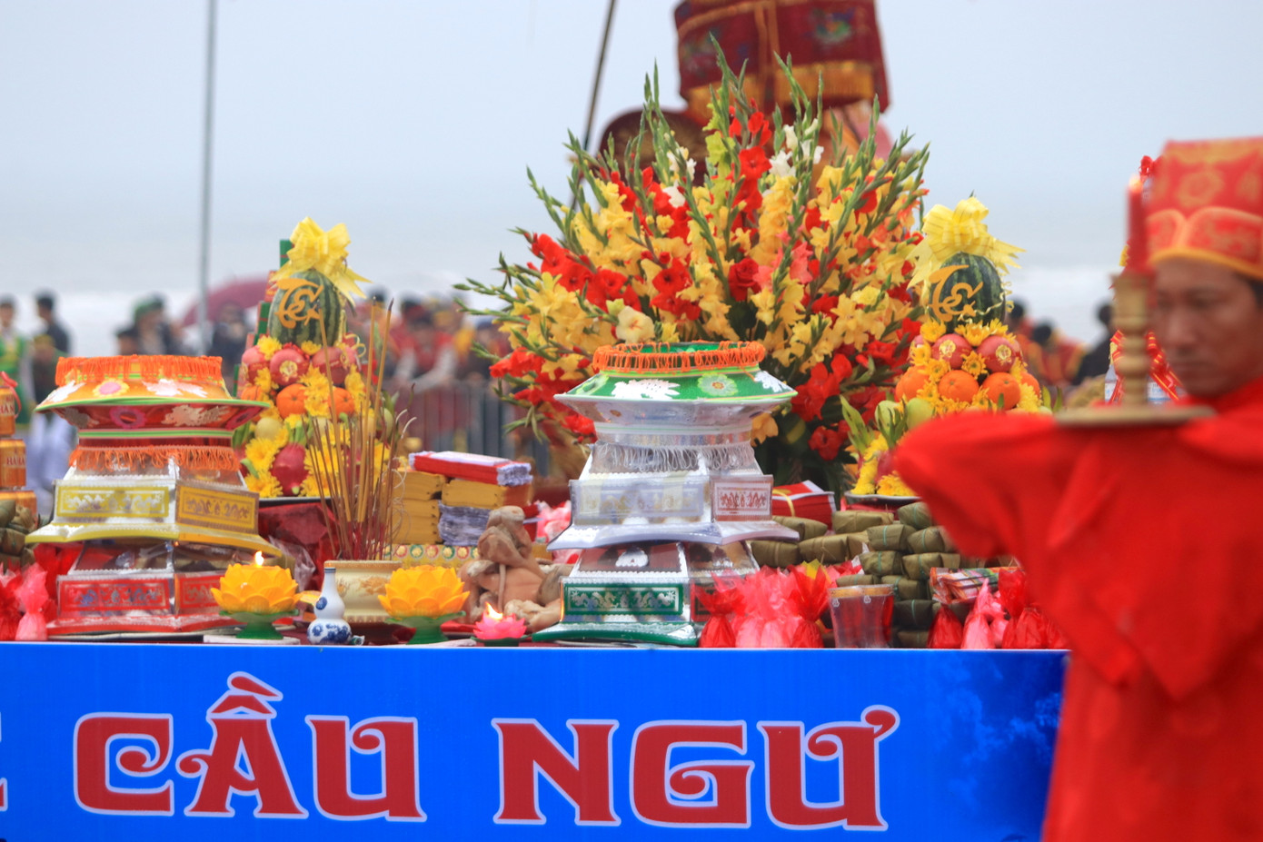 Mâm Lễ Cầu Ngư đã được chuẩn bị kỹ càng đầy đủ các hương hoa, phẩm vật như: xôi gà, rượu, thủ lợn, hoa quả, bánh trái, bánh oản… Mâm Lễ Cầu Ngư đã được chuẩn bị kỹ càng đầy đủ các hương hoa, phẩm vật như: xôi gà, rượu, thủ lợn, hoa quả, bánh trái, bánh oản…