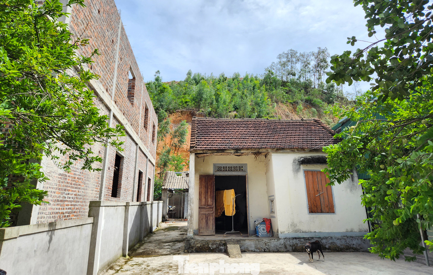 Chủ tịch xã Hưng Yên Nam chia sẻ thêm: "Ban đầu người dân đồng tình với dự án này. Dự án triển khai sẽ đảm bảo an toàn cho người dân lâu dài, tránh tình trạng sạt lở đất đá trên núi xuống. Tuy nhiên sau đó người dân lại nhất quyết không đồng tình, nên dự án chưa thể triển khai".