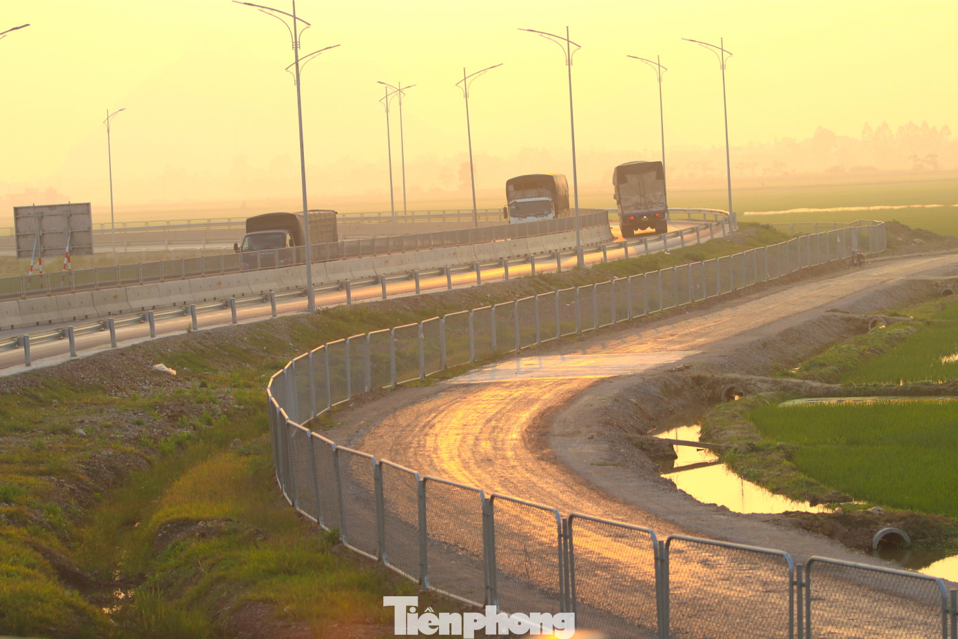 Dù tuyến cao tốc có hành lang bằng tấm thép cỡ lớn rào bao quanh phía ngoài. Tuy nhiên thỉnh thoảng vẫn có người, trâu bò xâm nhập sát vào các dãy hộ lan của làn cao tốc, tiềm ẩn nguy cơ tai nạn giao thông. Dù tuyến cao tốc có hành lang bằng tấm thép cỡ lớn rào bao quanh phía ngoài. Tuy nhiên thỉnh thoảng vẫn có người, trâu bò xâm nhập sát vào các dãy hộ lan của làn cao tốc, tiềm ẩn nguy cơ tai nạn giao thông.