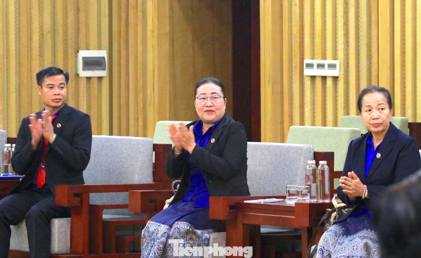 Các đại biểu tỉnh Nghệ An và Đoàn đại biểu T.Ư Đoàn Thanh niên Nhân dân cách mạng Lào tại buổi gặp gỡ. Các đại biểu tỉnh Nghệ An và Đoàn đại biểu T.Ư Đoàn Thanh niên Nhân dân cách mạng Lào tại buổi gặp gỡ.