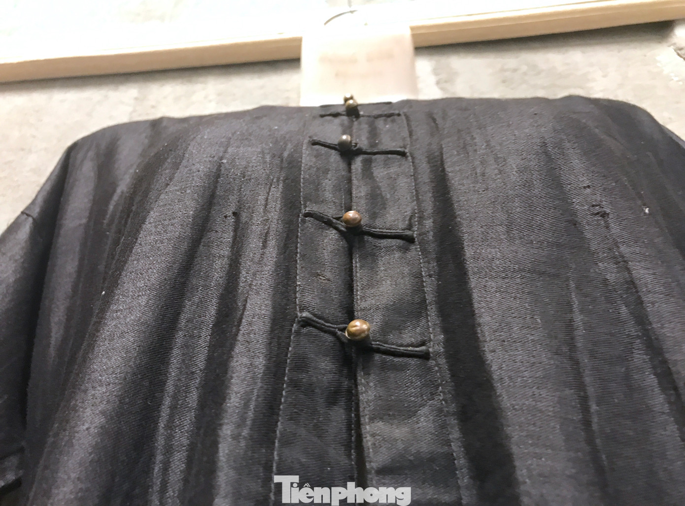 Dù đã hơn 120 năm, bộ trang phục vẫn còn nguyên vẹn từng đường kim mũi chỉ, khuy áo. Các họa tiết dù được những người thợ thêu dệt từ ngày xưa những vẫn tinh xảo.